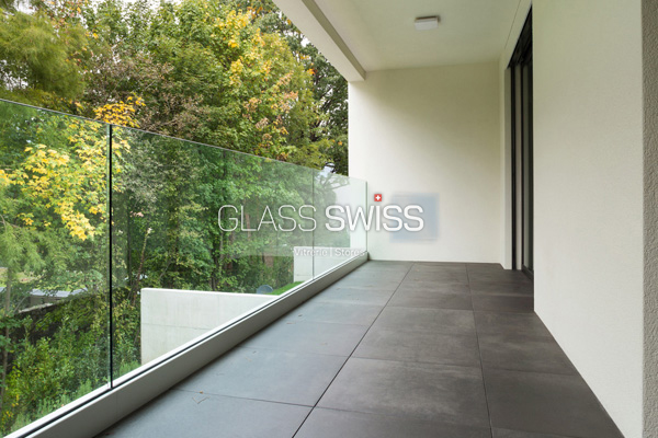 Garde-corps en verre sur mesure, devis gratuit, pose par vitrier professionnel à Genève, Vaud, Suisse – garde-corps sécurisé pour balcon et escalier.