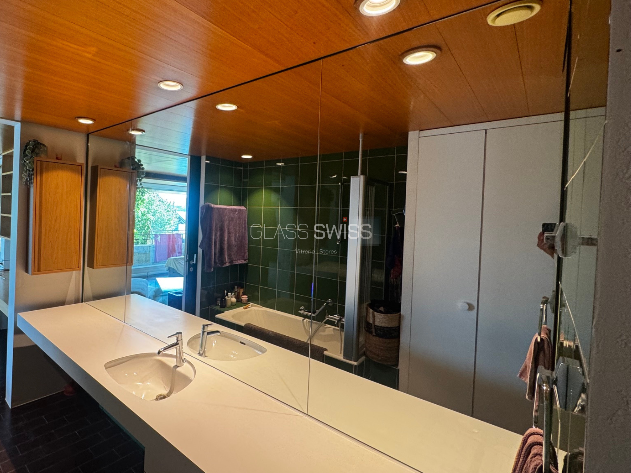 Miroir sur mesure à Genève – Glass Swiss Miroir mural sur mesure à Genève et dans le canton de Vaud Miroir design en verre sur mesure – Glass Swiss Genève Miroir sur mesure pour salle de bains à Genève Fabrication de miroir sur mesure dans le canton de Vaud Miroir décoratif en verre sur mesure – Genève Miroir mural personnalisé réalisé par Glass Swiss Miroir sur mesure pour intérieur – Genève et Vaud Miroir grand format en verre sur mesure à Genève Installation de miroir sur mesure dans le canton de Vaud