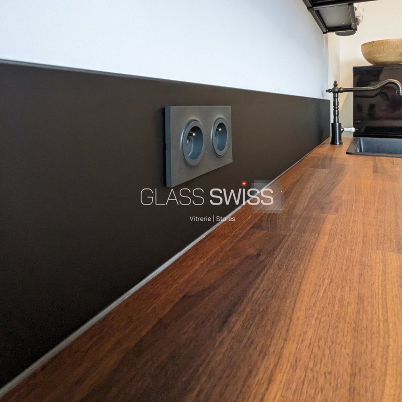 Installation d’une crédence en verre dans une cuisine moderne par un vitrier à Genève et dans le canton de Vaud.