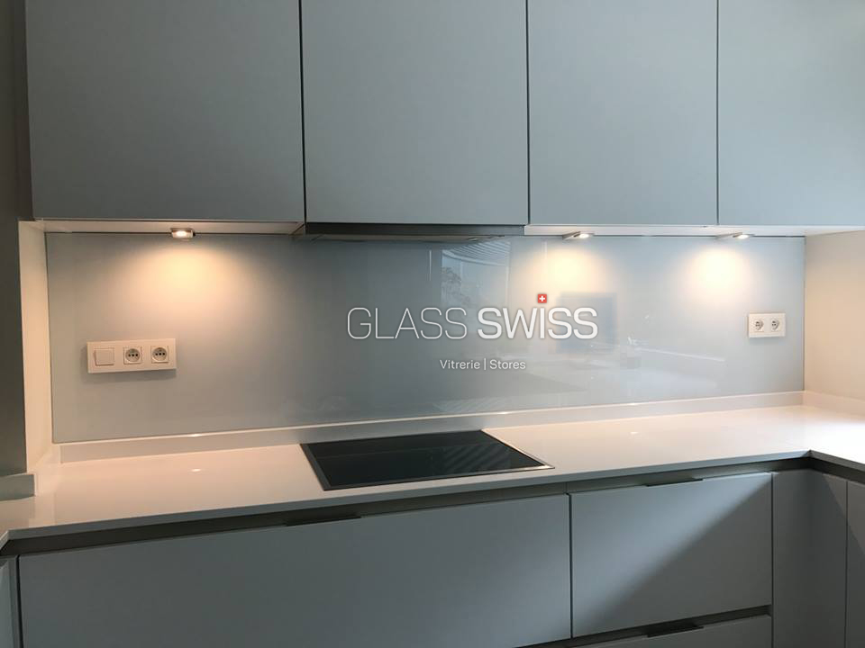 Installation d’une crédence en verre dans une cuisine moderne par un vitrier à Genève et dans le canton de Vaud.